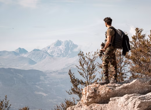 Turysta na skale w górach