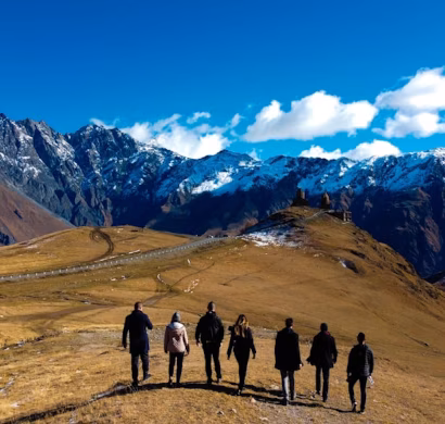 Zespół na tle gór Islandii